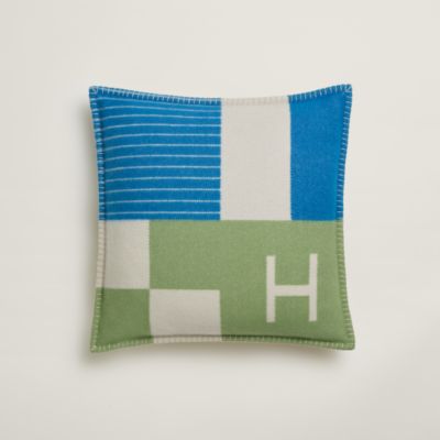 刺繍クッション 《フォーブルのオブジェ/シュヴァル》 | Hermès